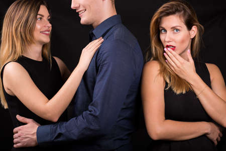 Reizvolles Junges Mädchen Wird Mit Einer Anderen Mädchen Verführt Reizvolles Junges Mädchen Wird Mit Einer Anderen Mädchen Verführt